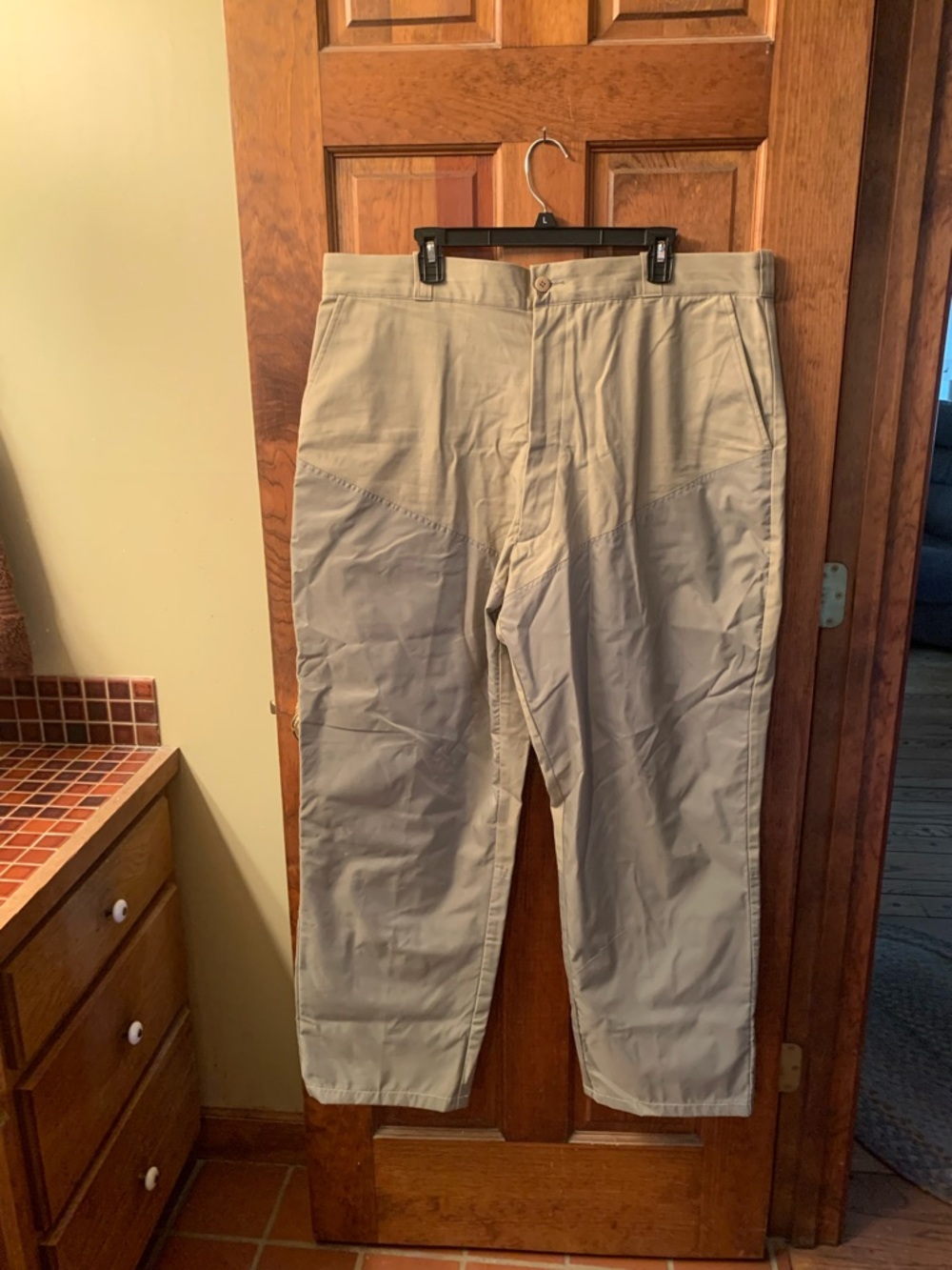 Men’s AVID OUTDOOR, NEW NEVER WORN, briar pants. Great for hunting. KHAKI, TAN.